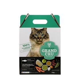 Dehydrated and raw grain-free fish cat food