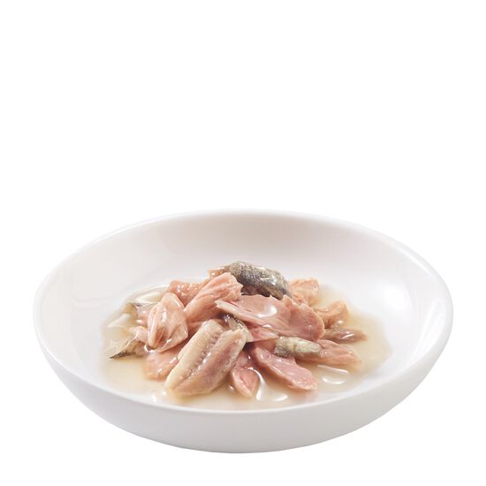 Nourriture humide pour chats, thon et sardine en sauce naturelle Image NaN