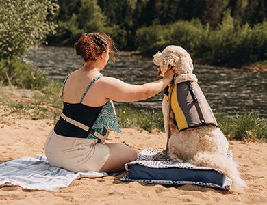 Audréane et Bailey sur le bord de l'eau