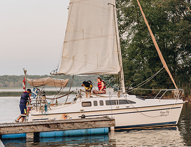 Kathy et sa chienne Maya sur un voilier