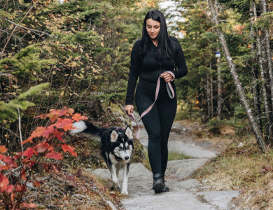 Samia et Rosie dans la forêt 